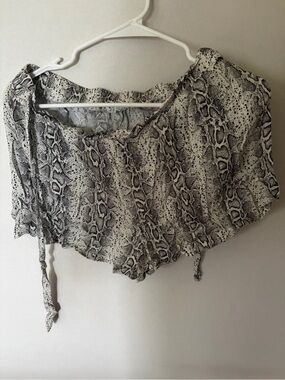 Off-Shoulder Snake Print Crop Top - Black & White